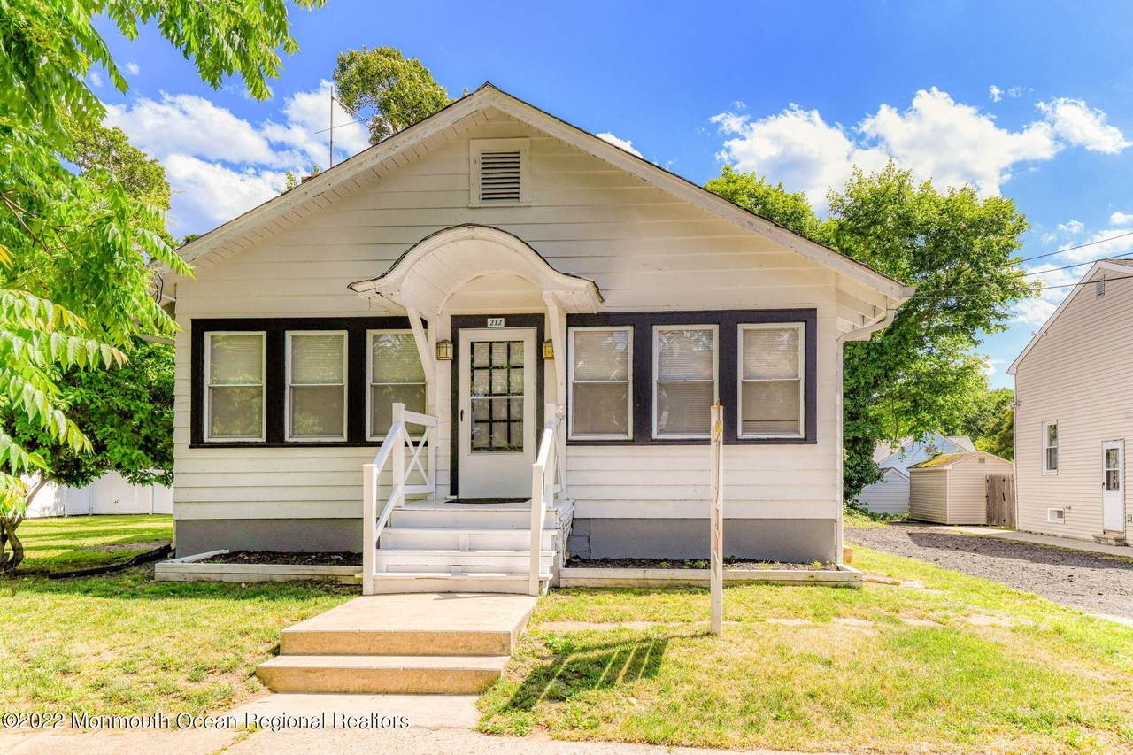 212 Pinewood Avenue - Photo 1