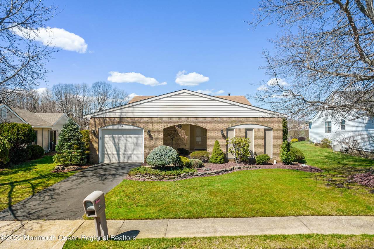 39 Lakeview Drive - Photo 1