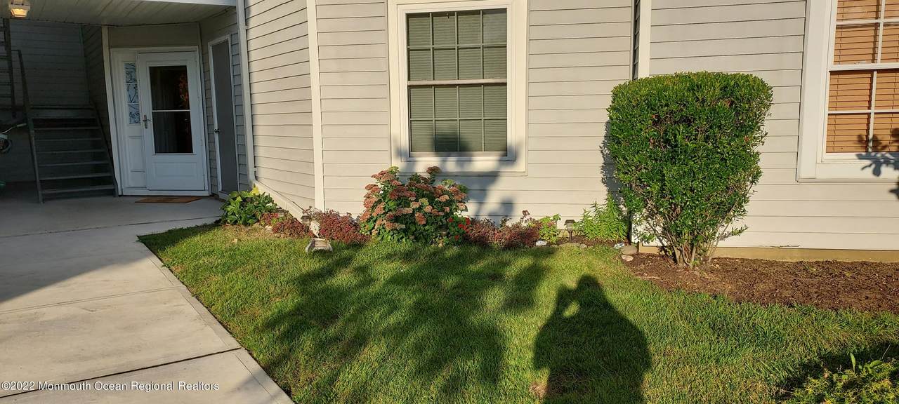 517 Waters Edge Drive - Photo 1