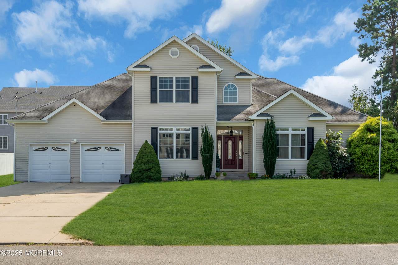 908 Englemere Boulevard - Photo 1