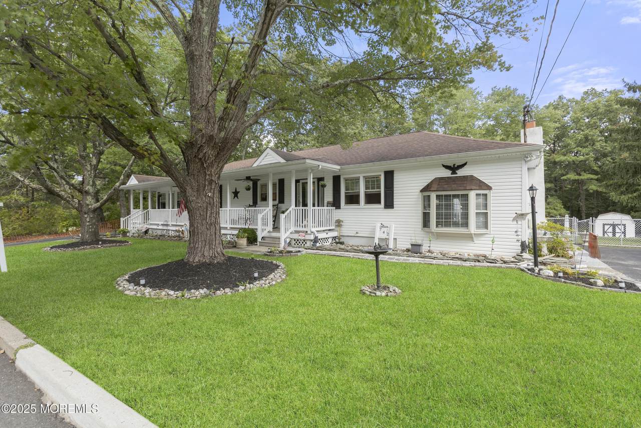 742 Commodore Boulevard - Photo 1