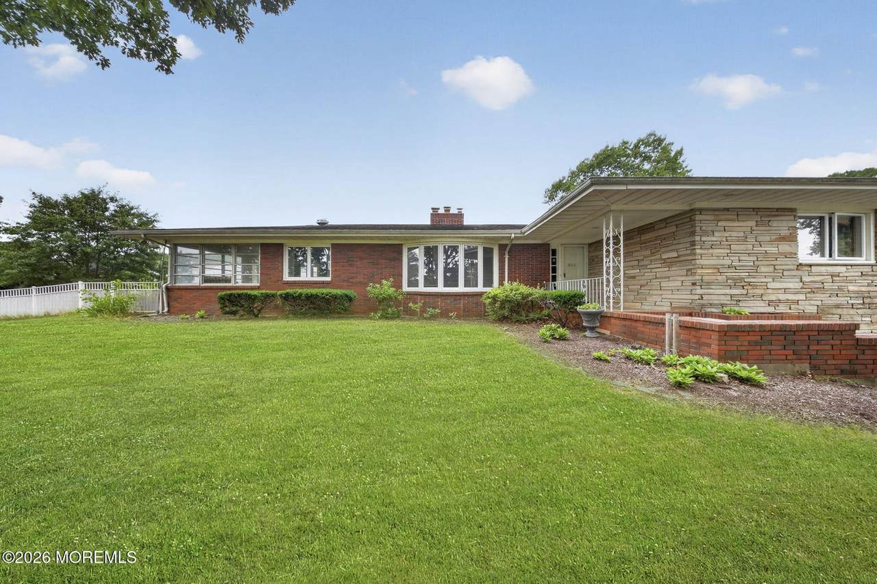 864 Breezy Oaks Drive - Photo 1