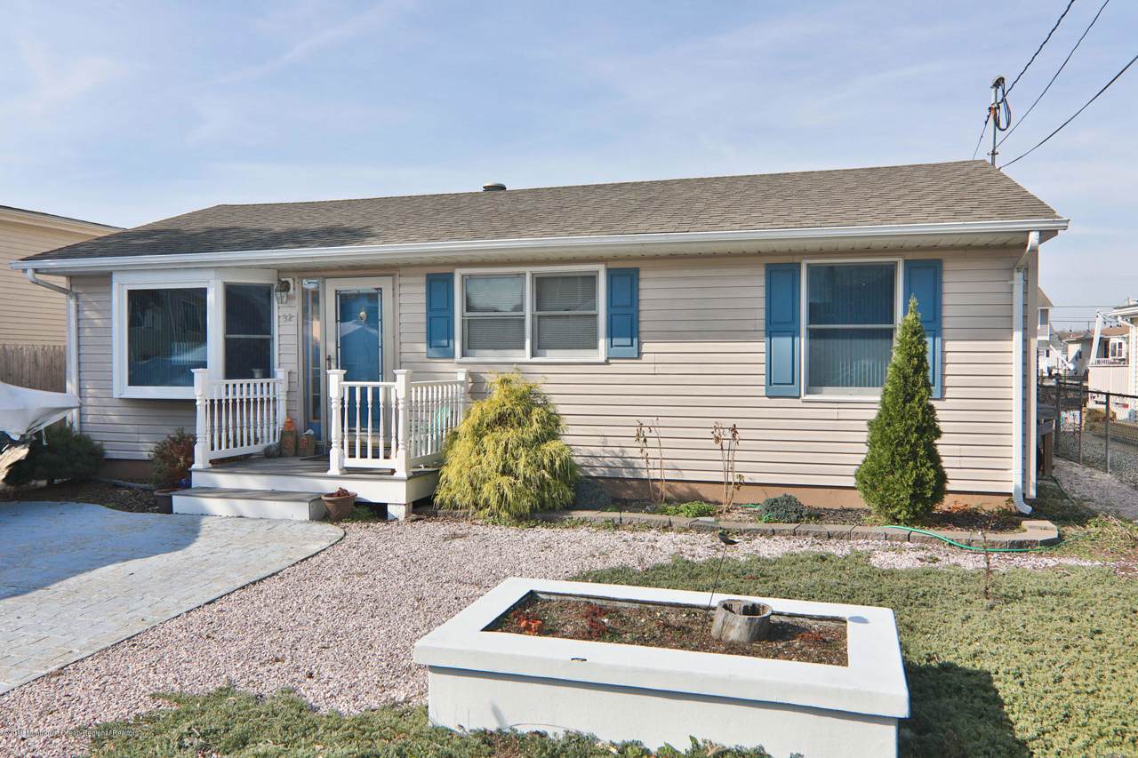 32 Carlyle Drive - Photo 1