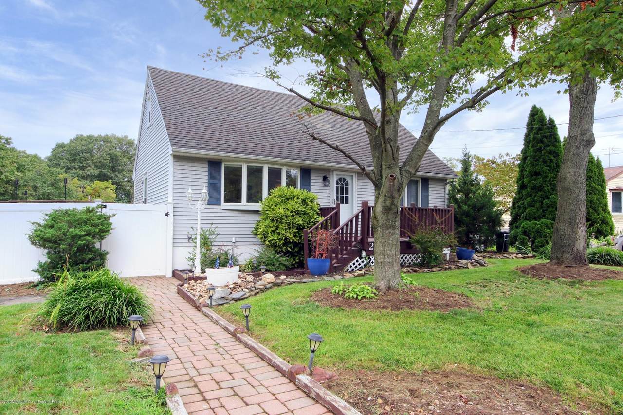 25 Cross Avenue - Photo 1