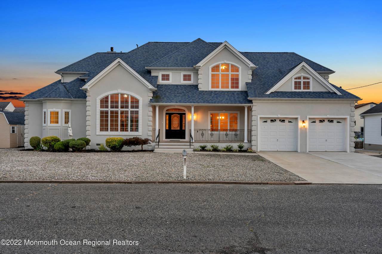 210 Sandlewood Drive - Photo 1