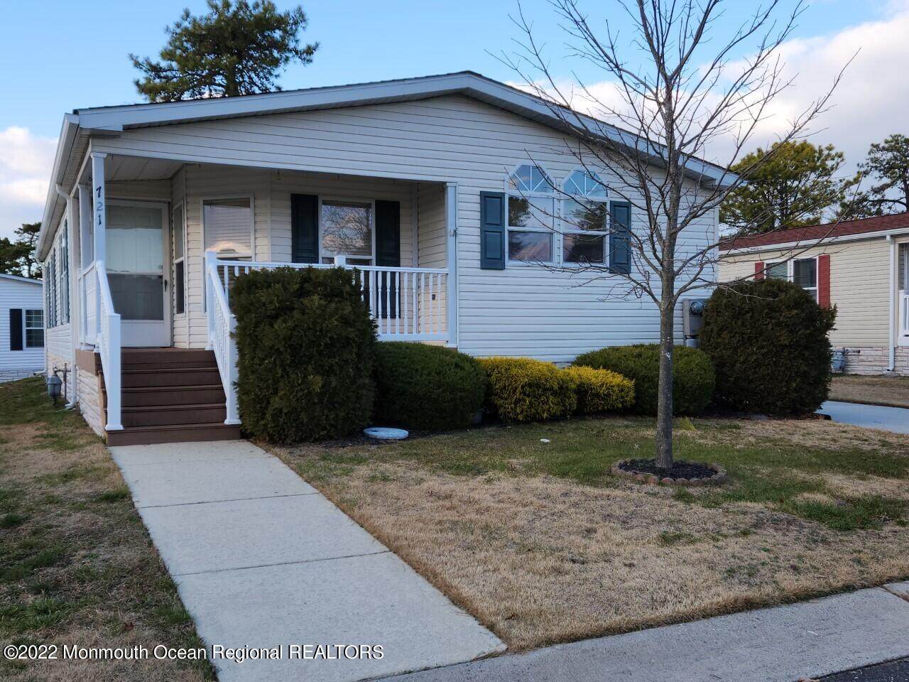 721 Evergreen Court - Photo 1