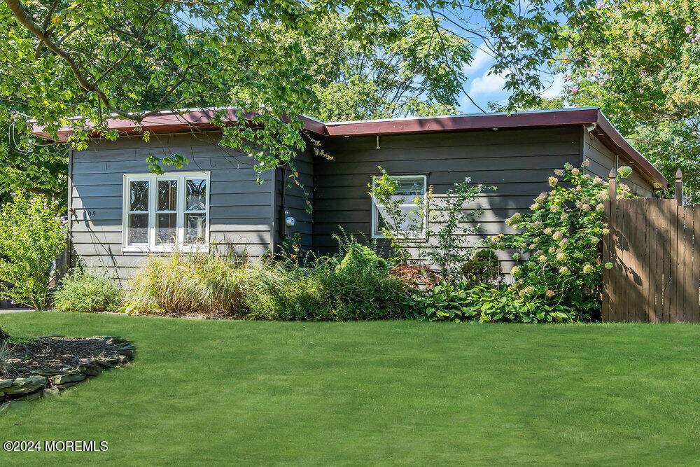 105 Longfellow Avenue - Photo 1