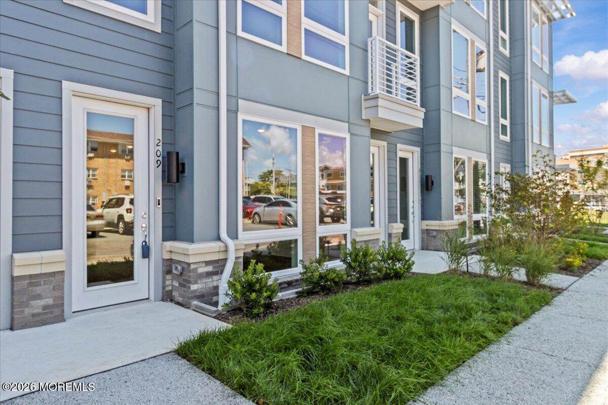 1403 Kingsley Street - Photo 1