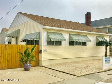 320 Webster Avenue - Photo 1