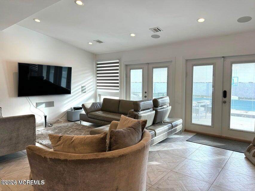 https://bt-photos.global.ssl.fastly.net/monmouth/orig_boomver_1_22613181-2.jpg