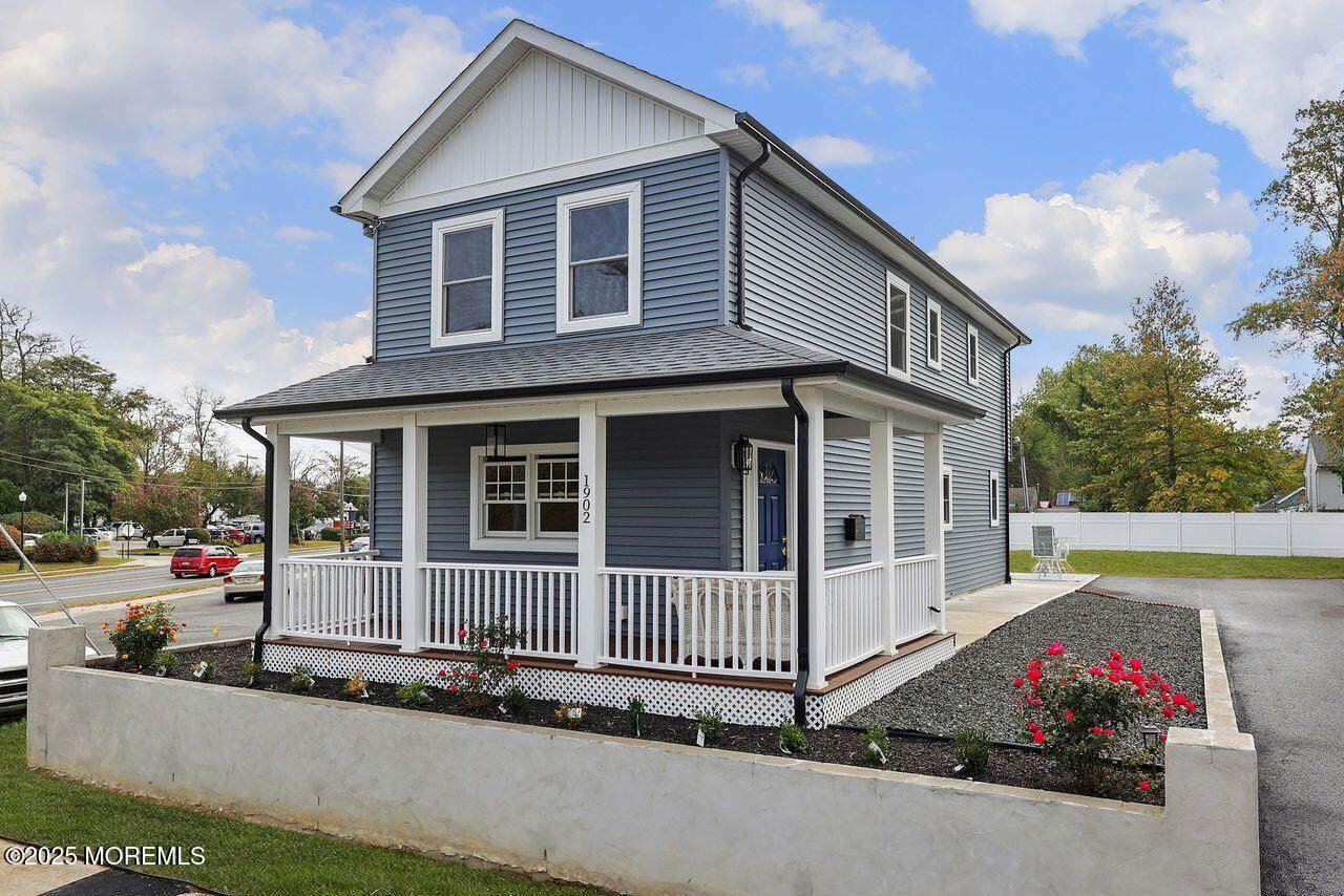 1902 Stratford Avenue - Photo 1