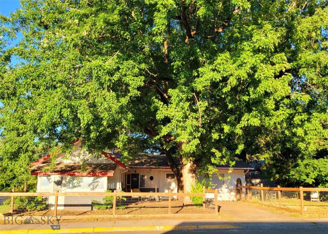 544 Montana - Photo 1