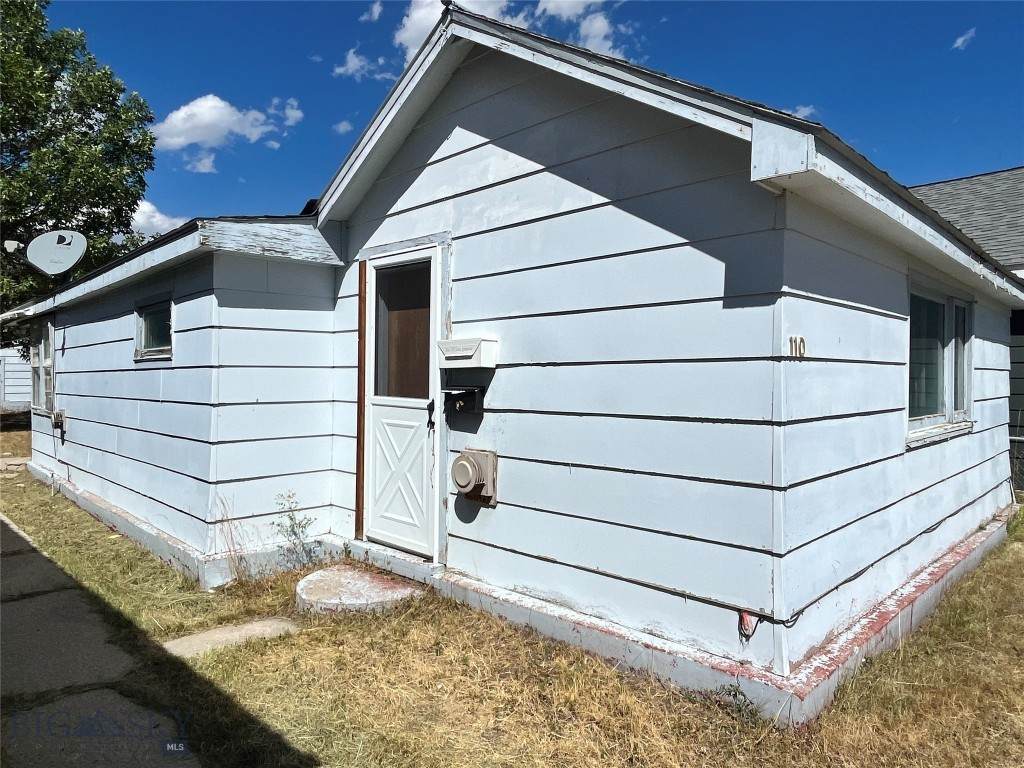 110 Maple - Photo 1