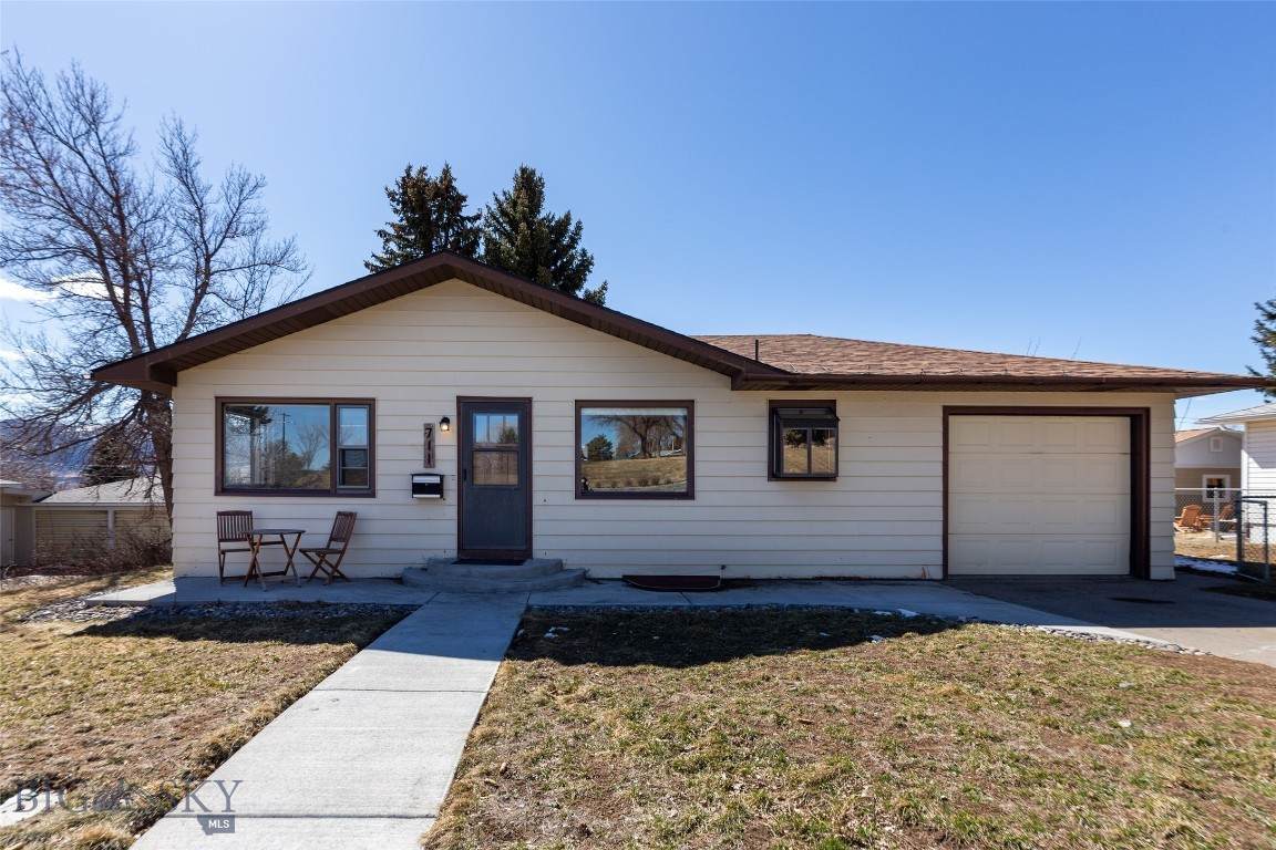 711 2nd Street - Photo 1