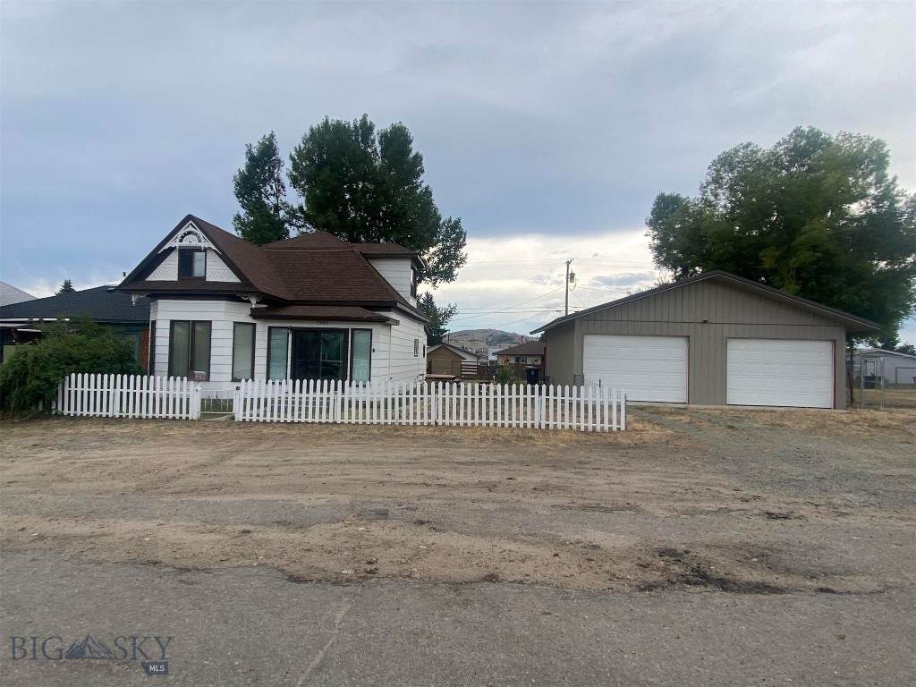 1335 Iowa - Photo 1