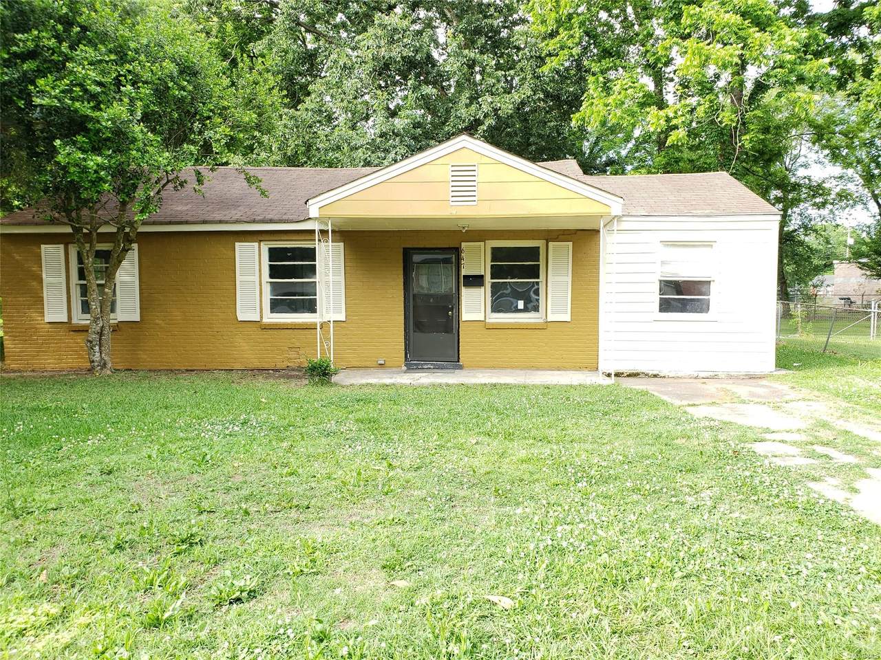 647 Iris Lane - Photo 1