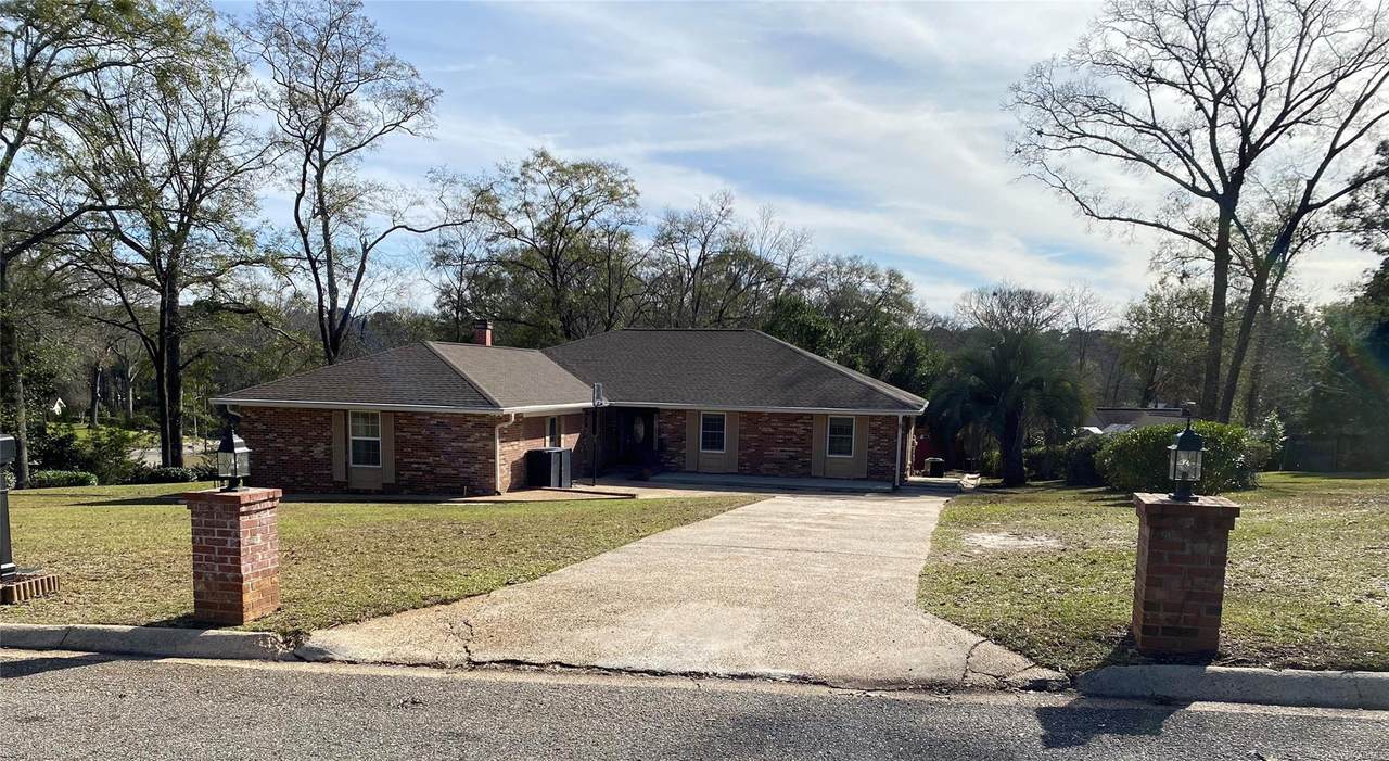 202 Oakwood Drive - Photo 1
