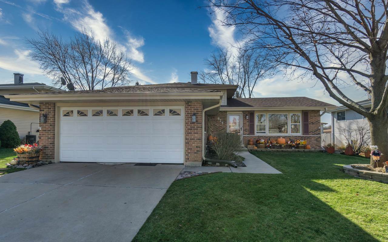 677 Catalpa Lane - Photo 1
