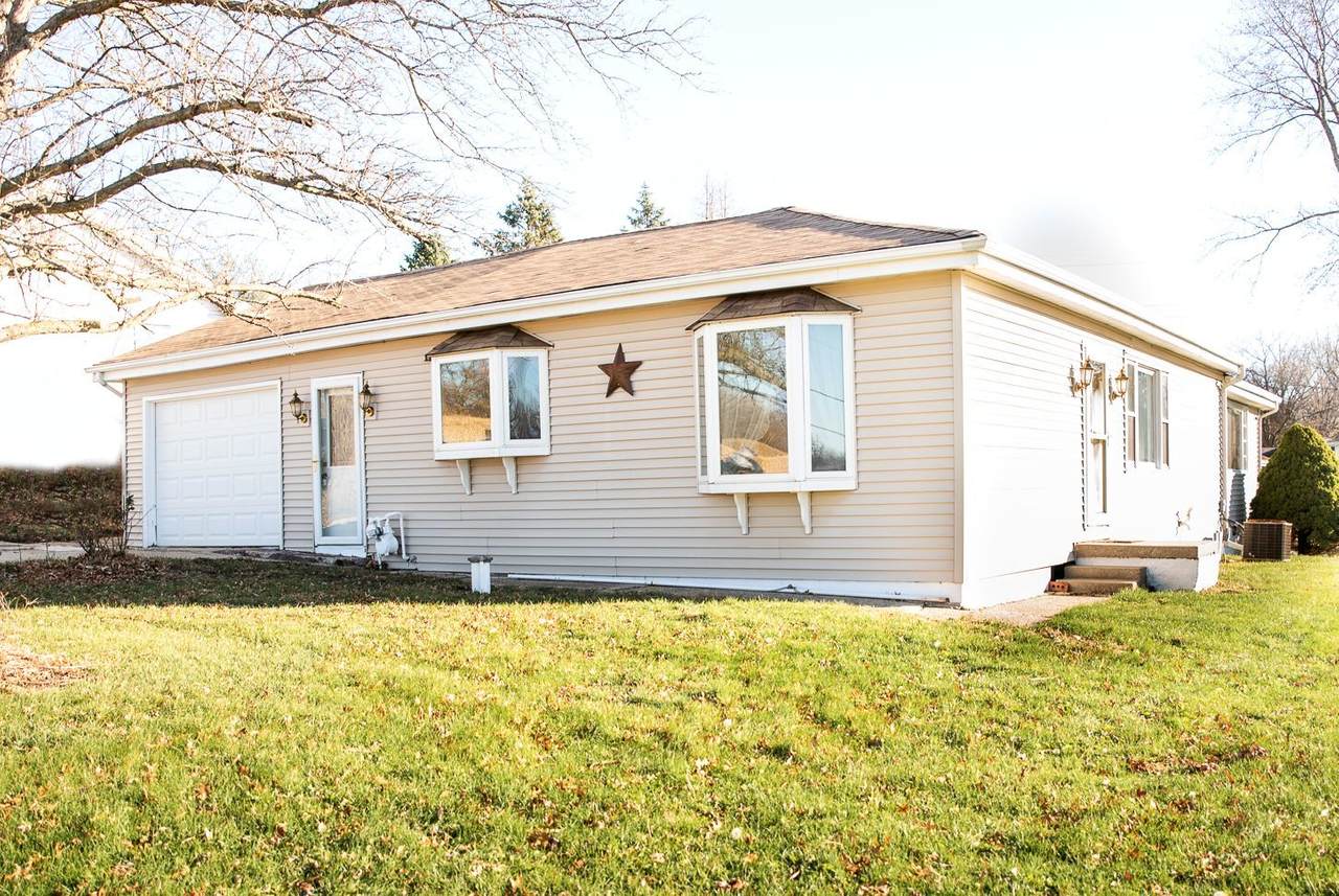 305 Hand Avenue - Photo 1