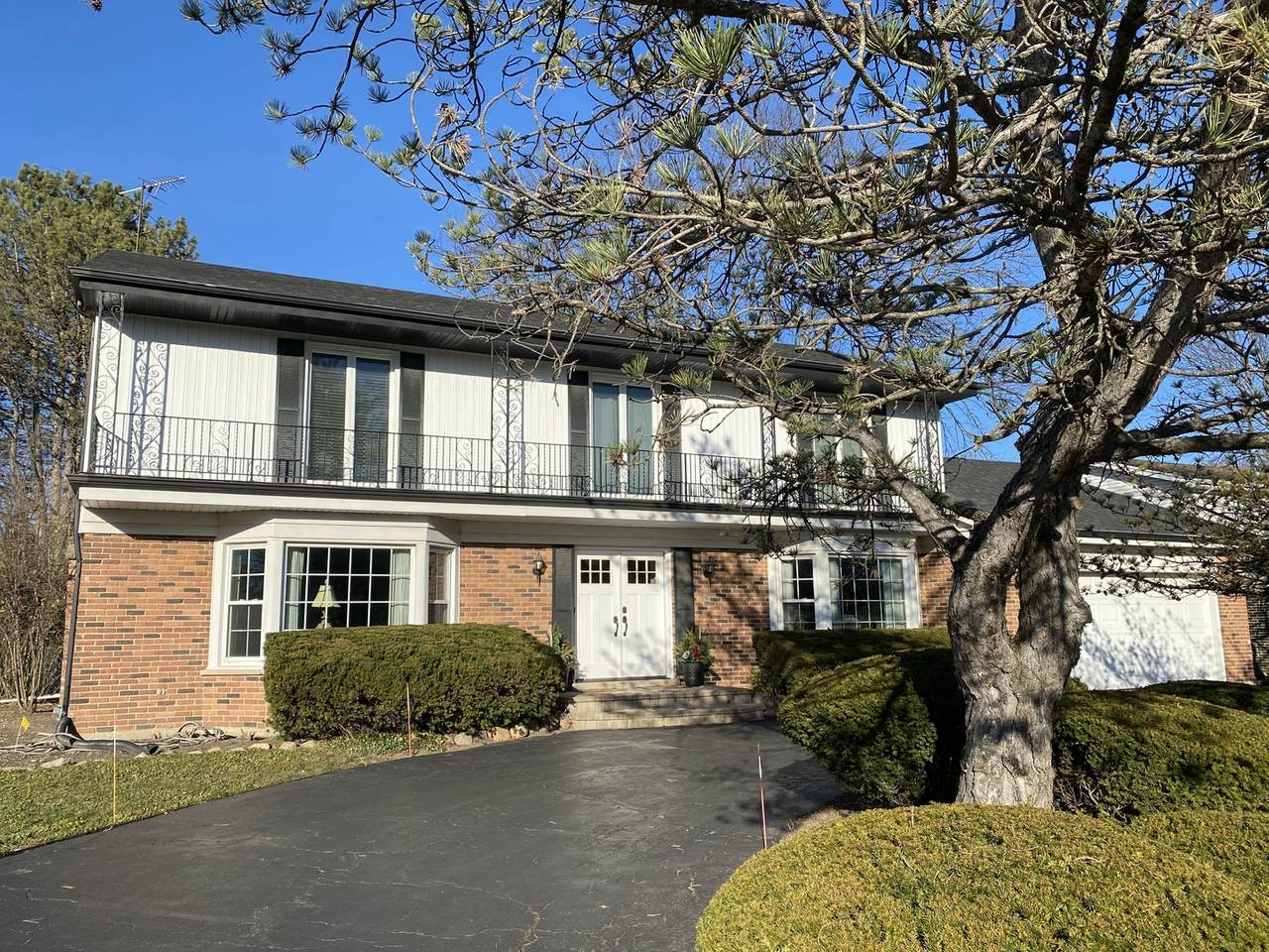 1060 Summit Drive - Photo 1