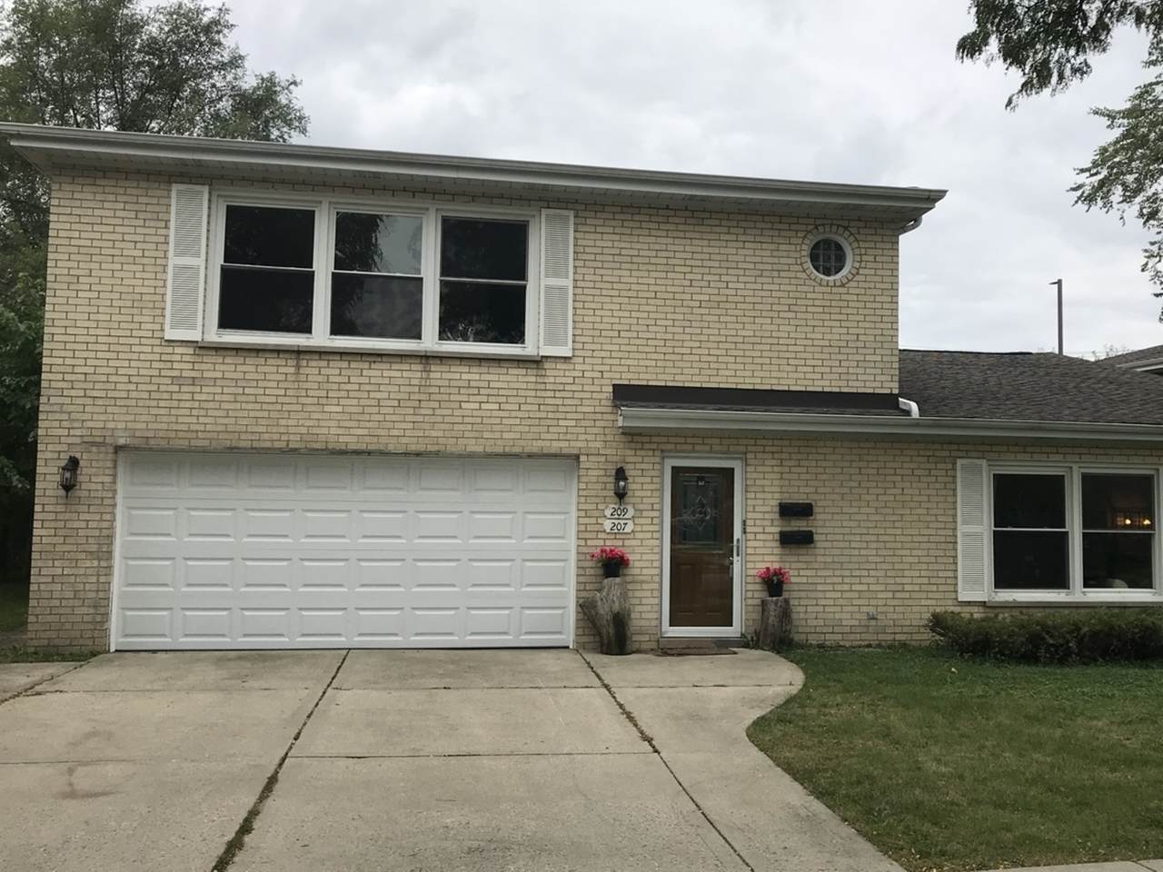 209 Valley Lane - Photo 1