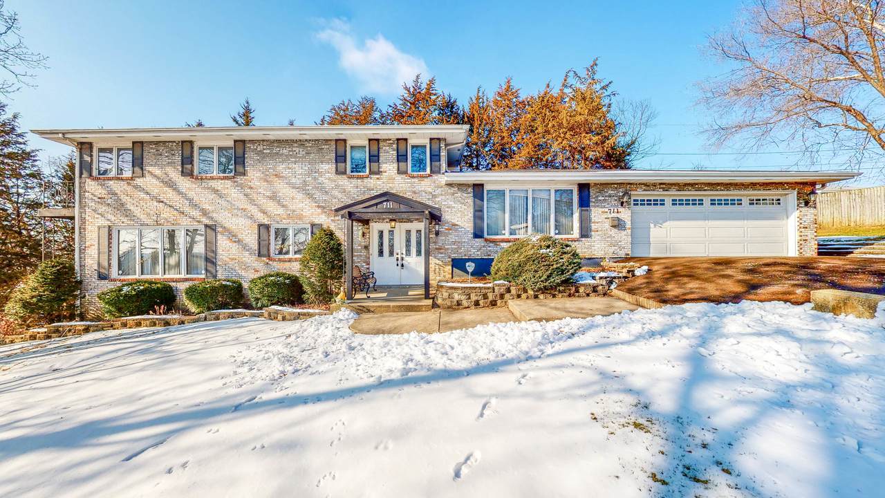 711 Warren Avenue - Photo 1