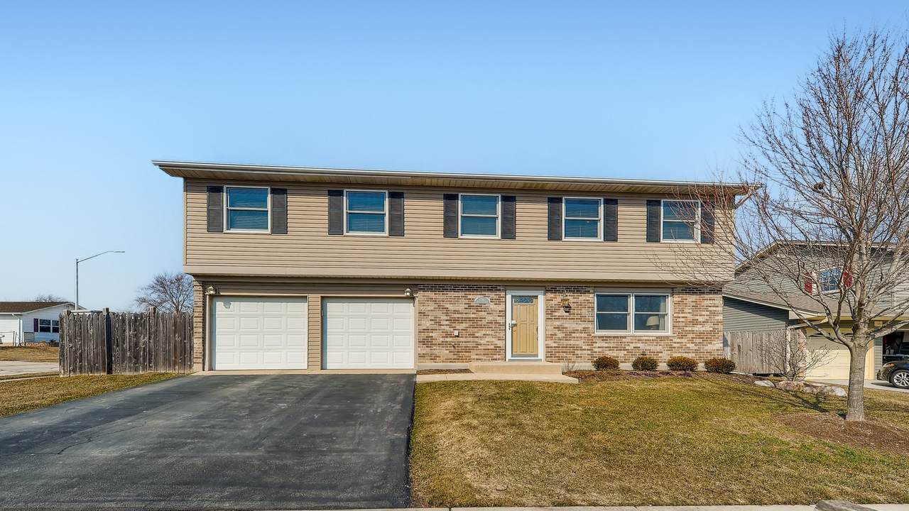 1390 Gloucester Court - Photo 1