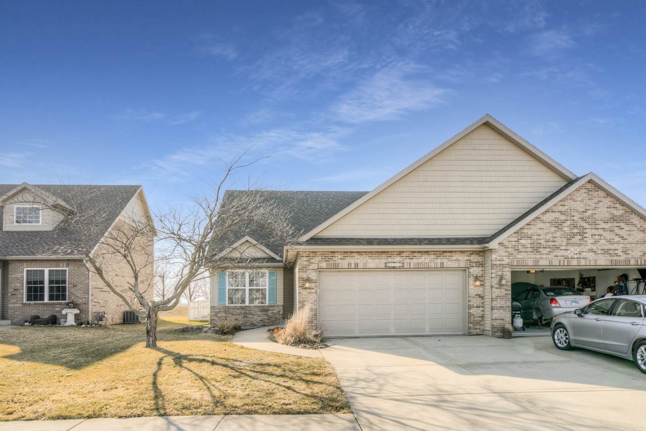896 Pheasant Run - Photo 1