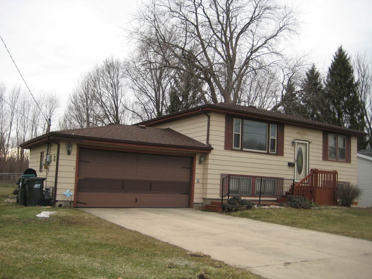 605 Maple Lane - Photo 1