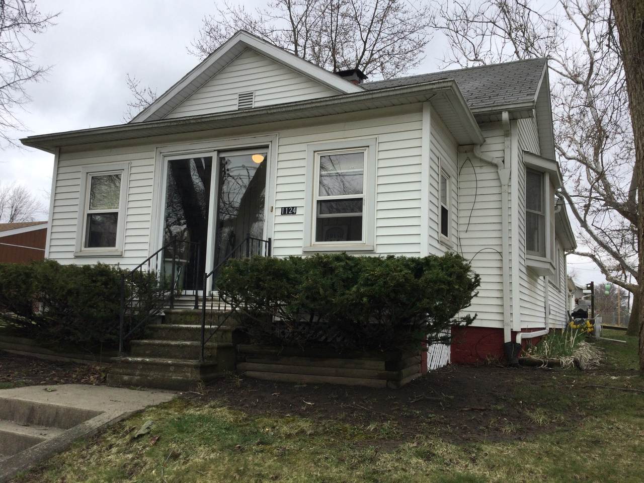 1124 Hinshaw Avenue - Photo 1