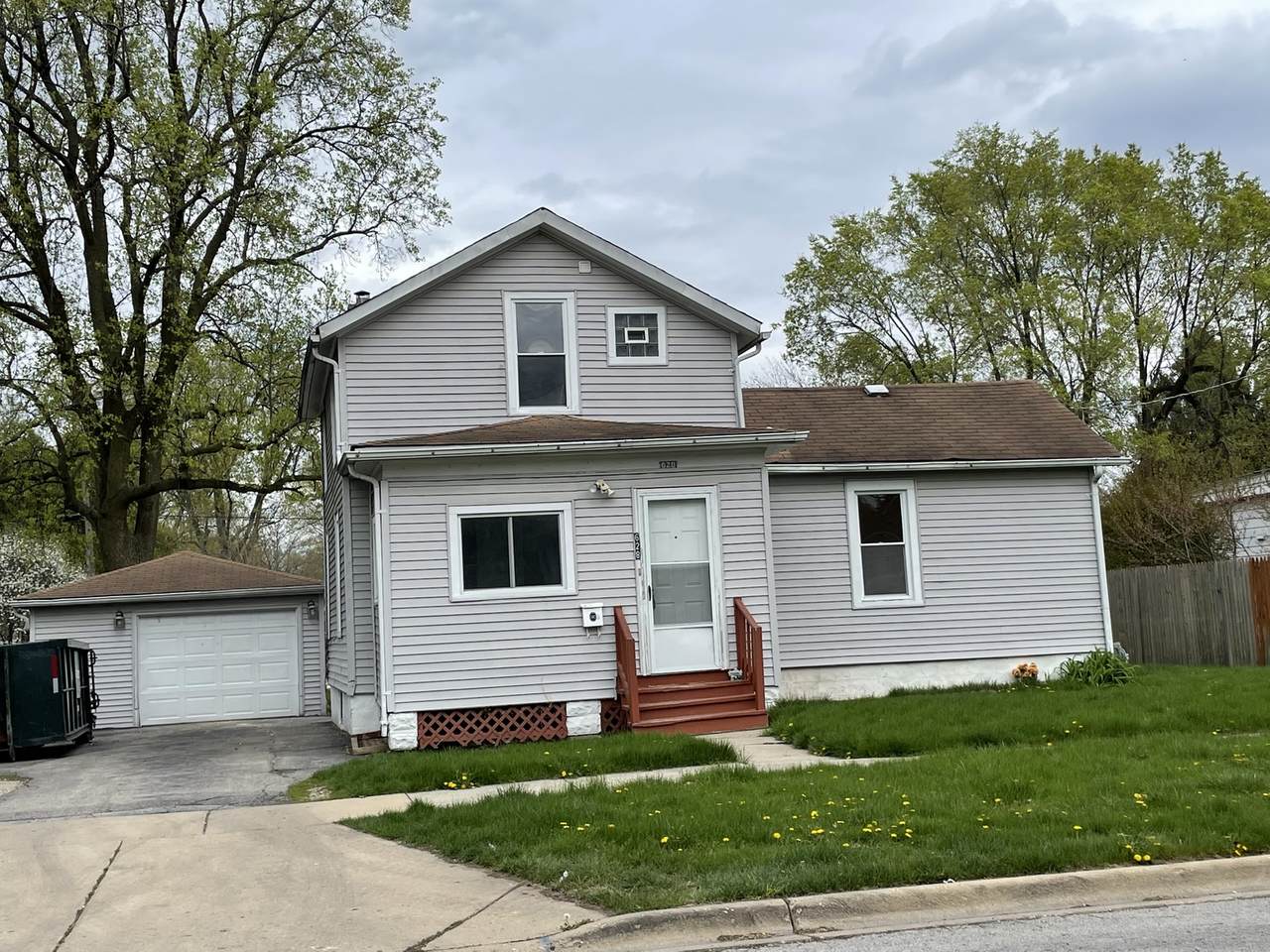 628 Hinman Street - Photo 1