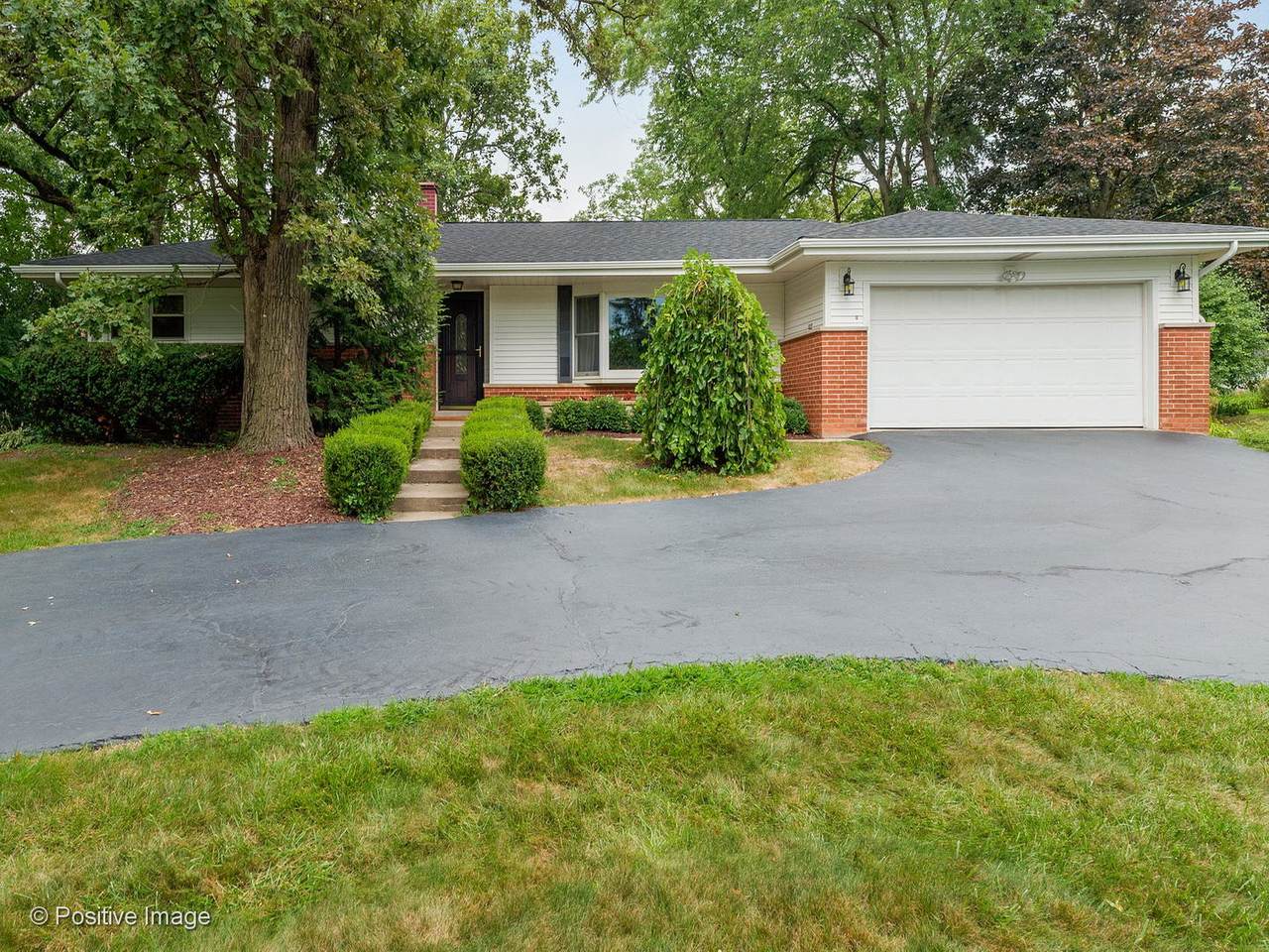 16W556 Hillside Lane - Photo 1