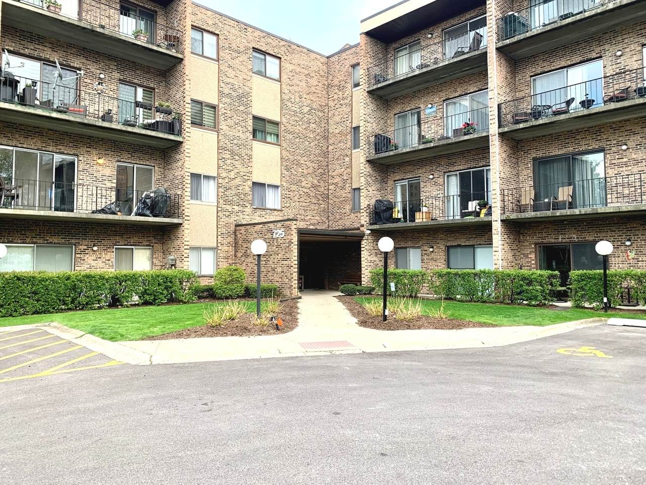 725 Huntington Commons Road - Photo 1