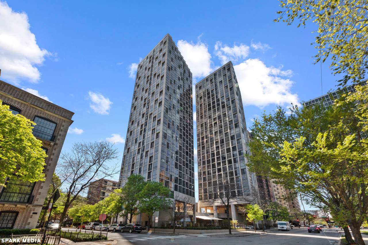 345 Fullerton Parkway - Photo 1