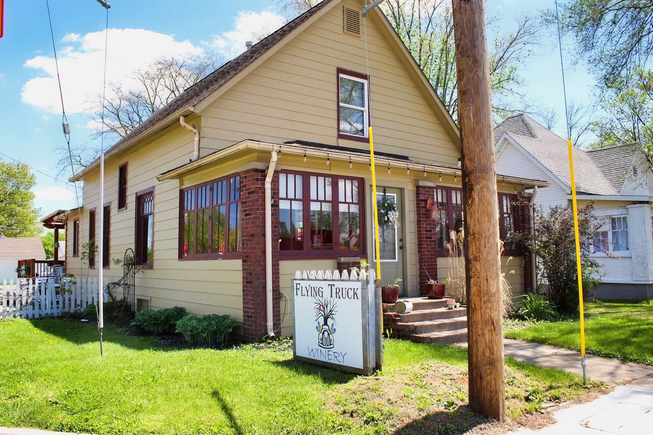 211 Sycamore Street - Photo 1