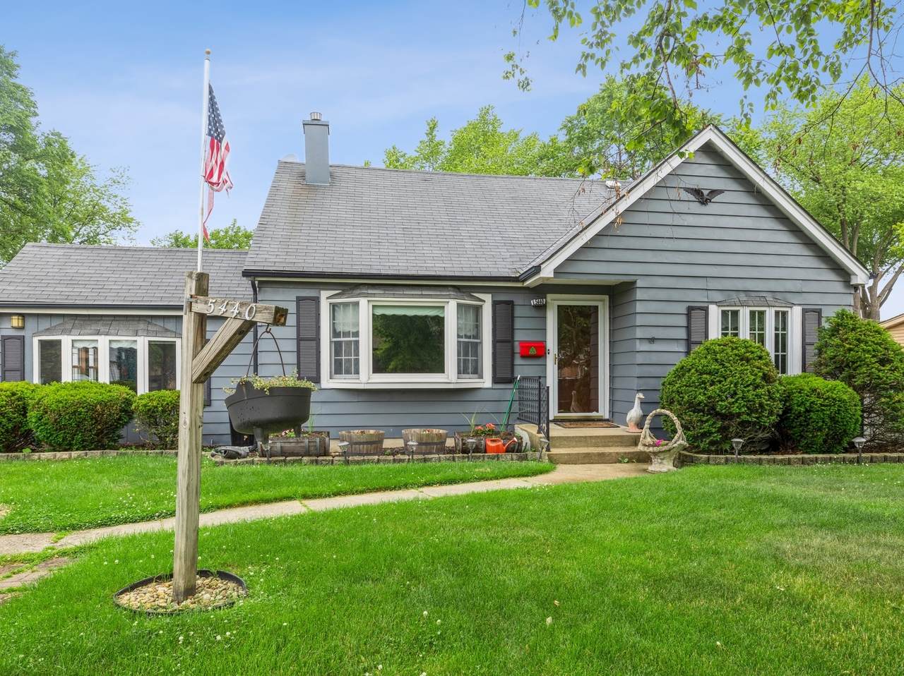 5440 84 Place - Photo 1