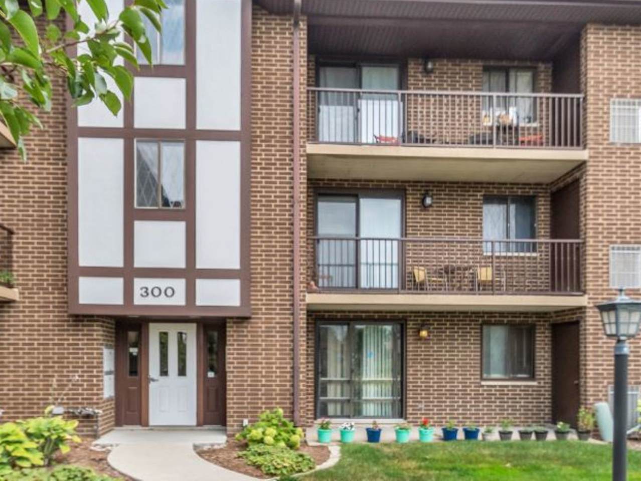 915 York Street - Photo 1