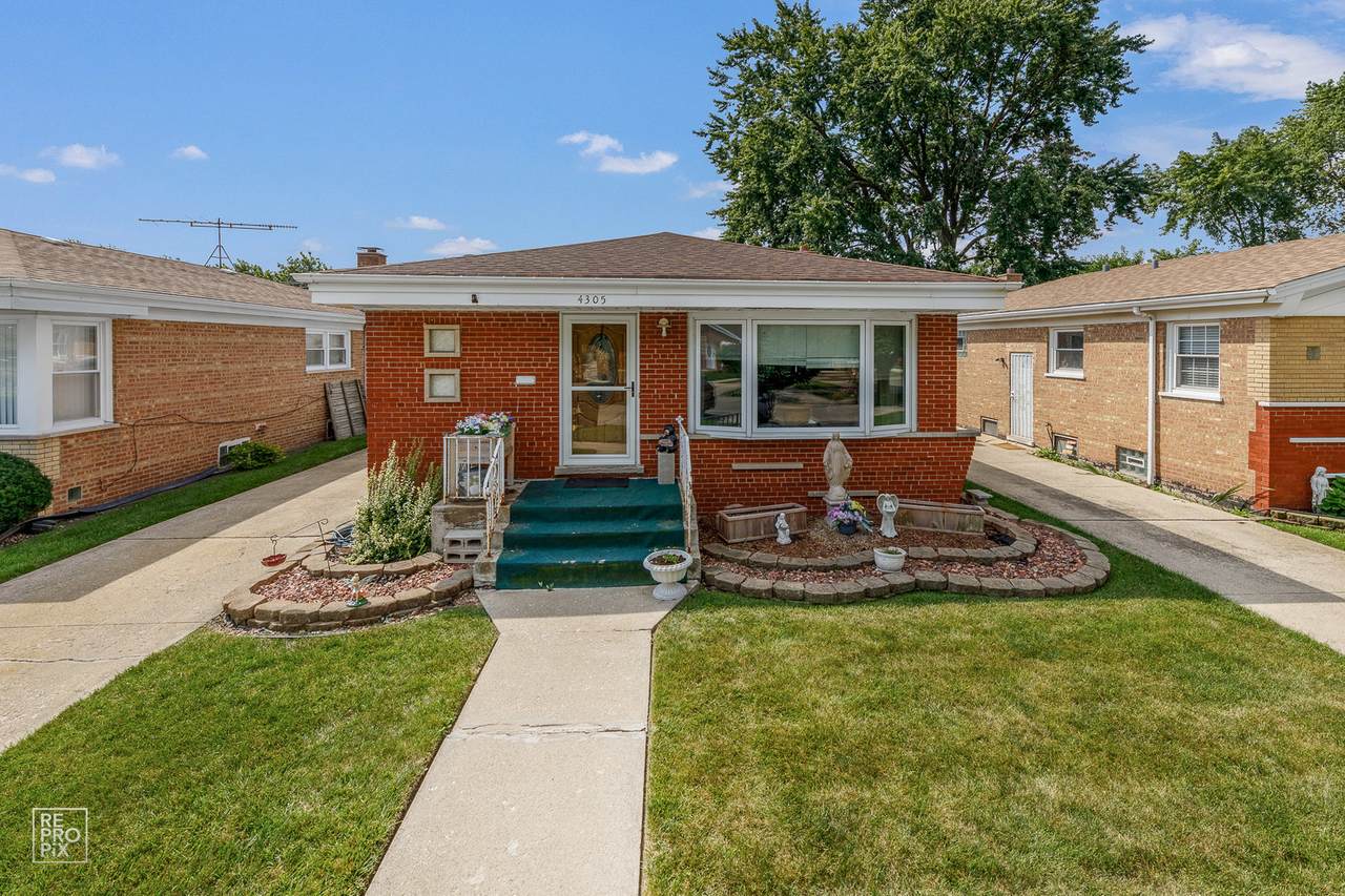 4305 77th Place - Photo 1