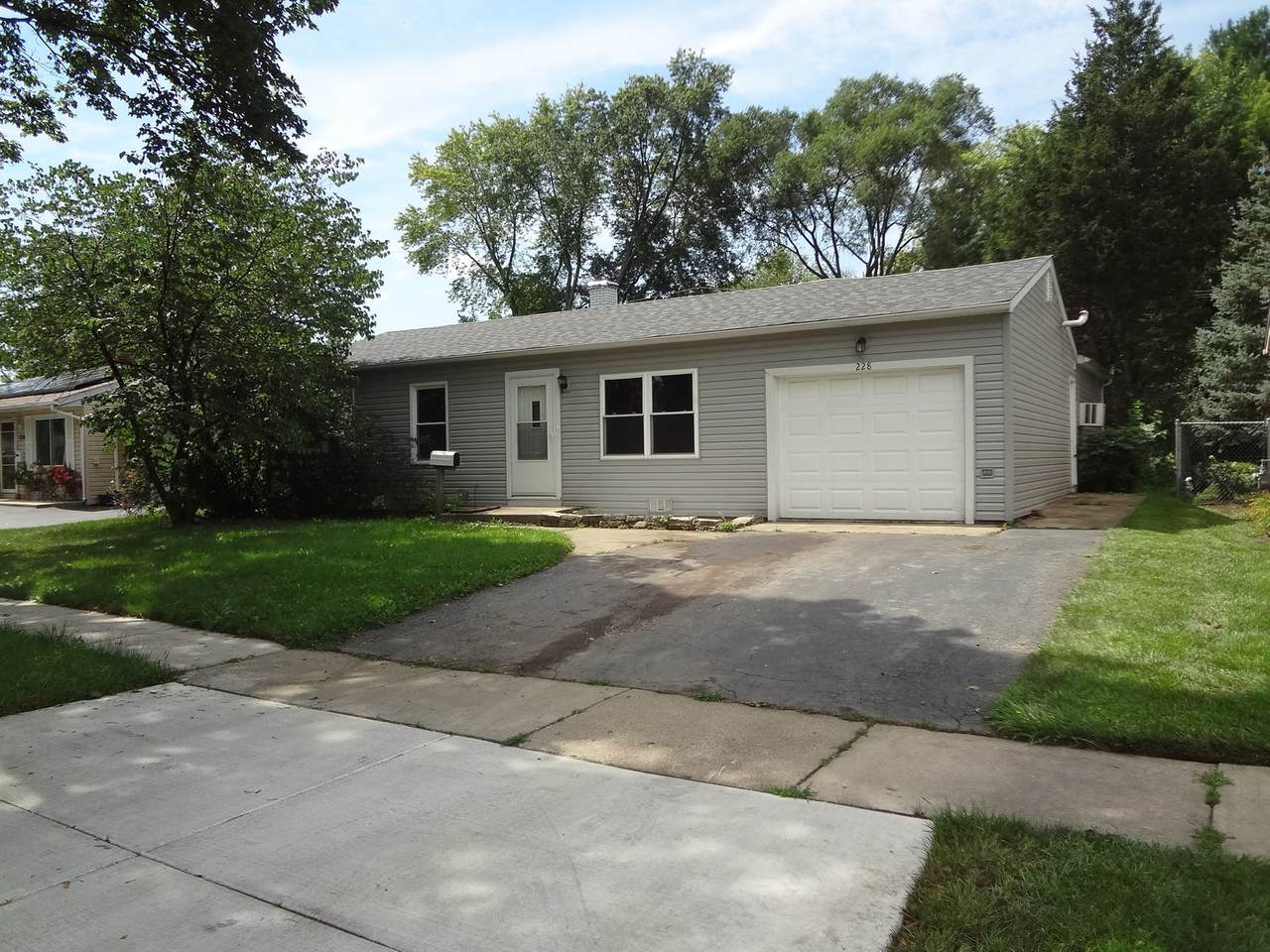 228 Lincoln Terrace - Photo 1