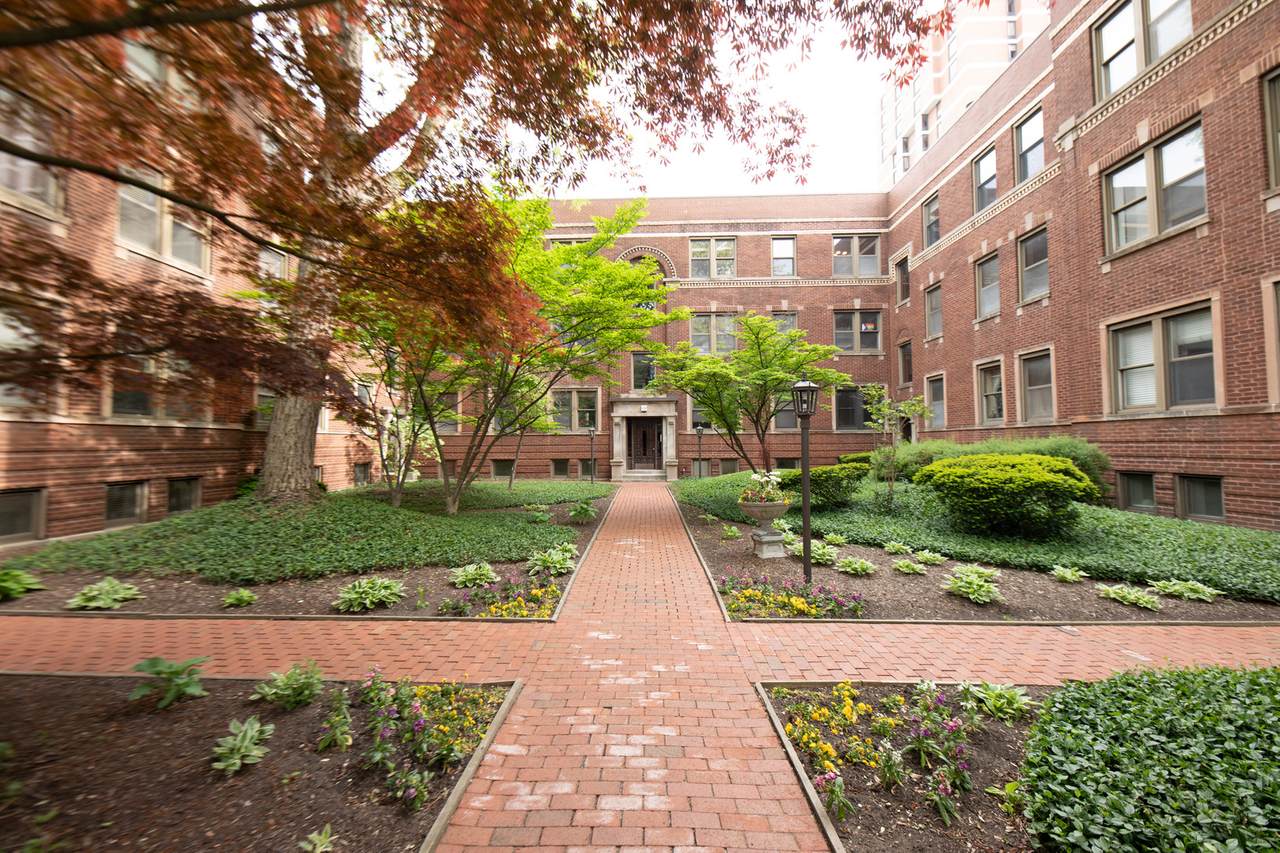 835 Barry Avenue - Photo 1