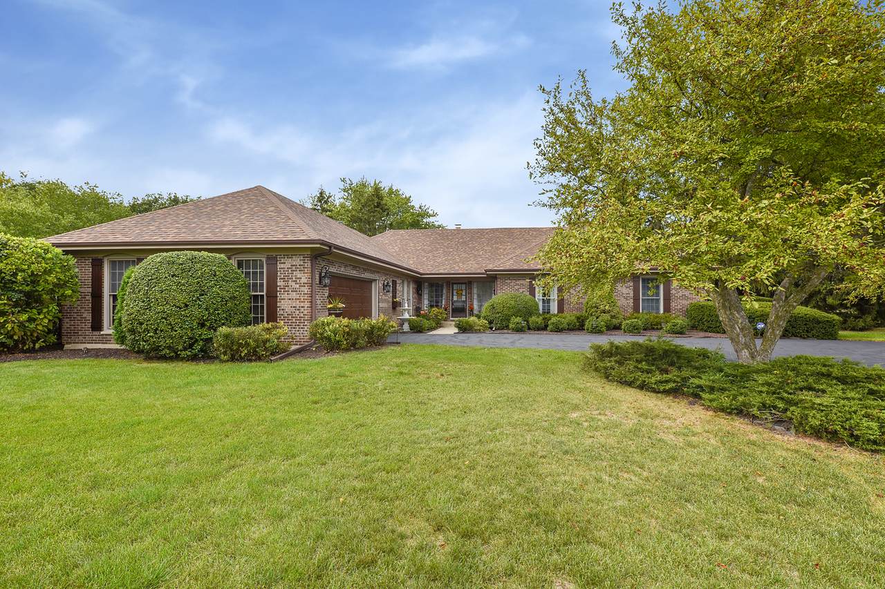 2106 Huntly - Photo 1