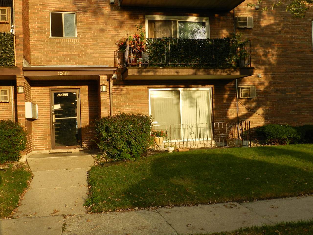 10611 Parkside Avenue - Photo 1