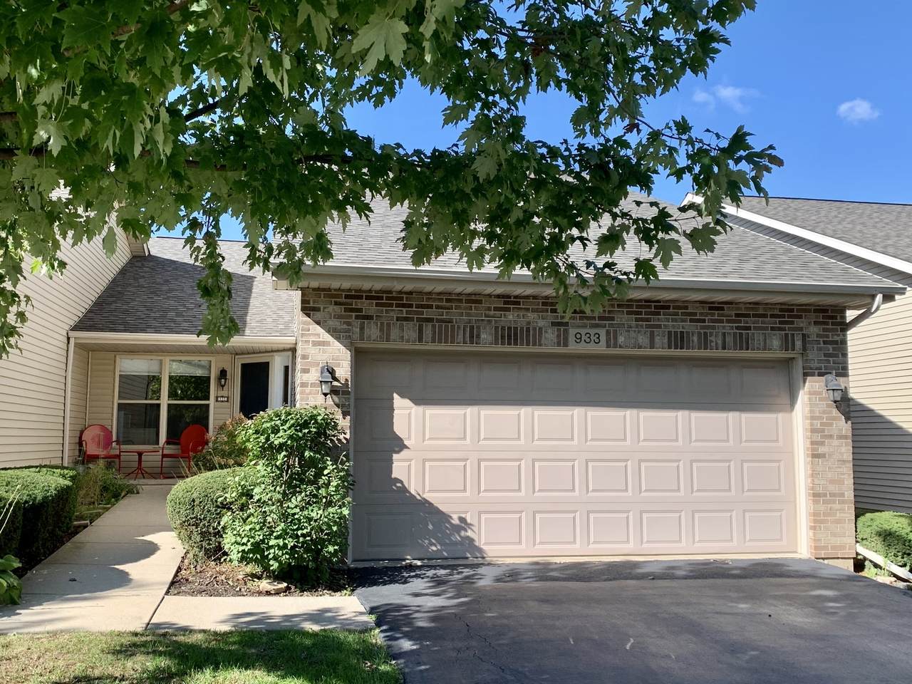 933 Foxpointe Drive - Photo 1