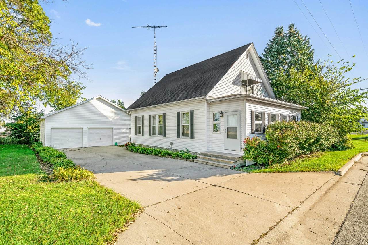 402 Comanche Avenue - Photo 1