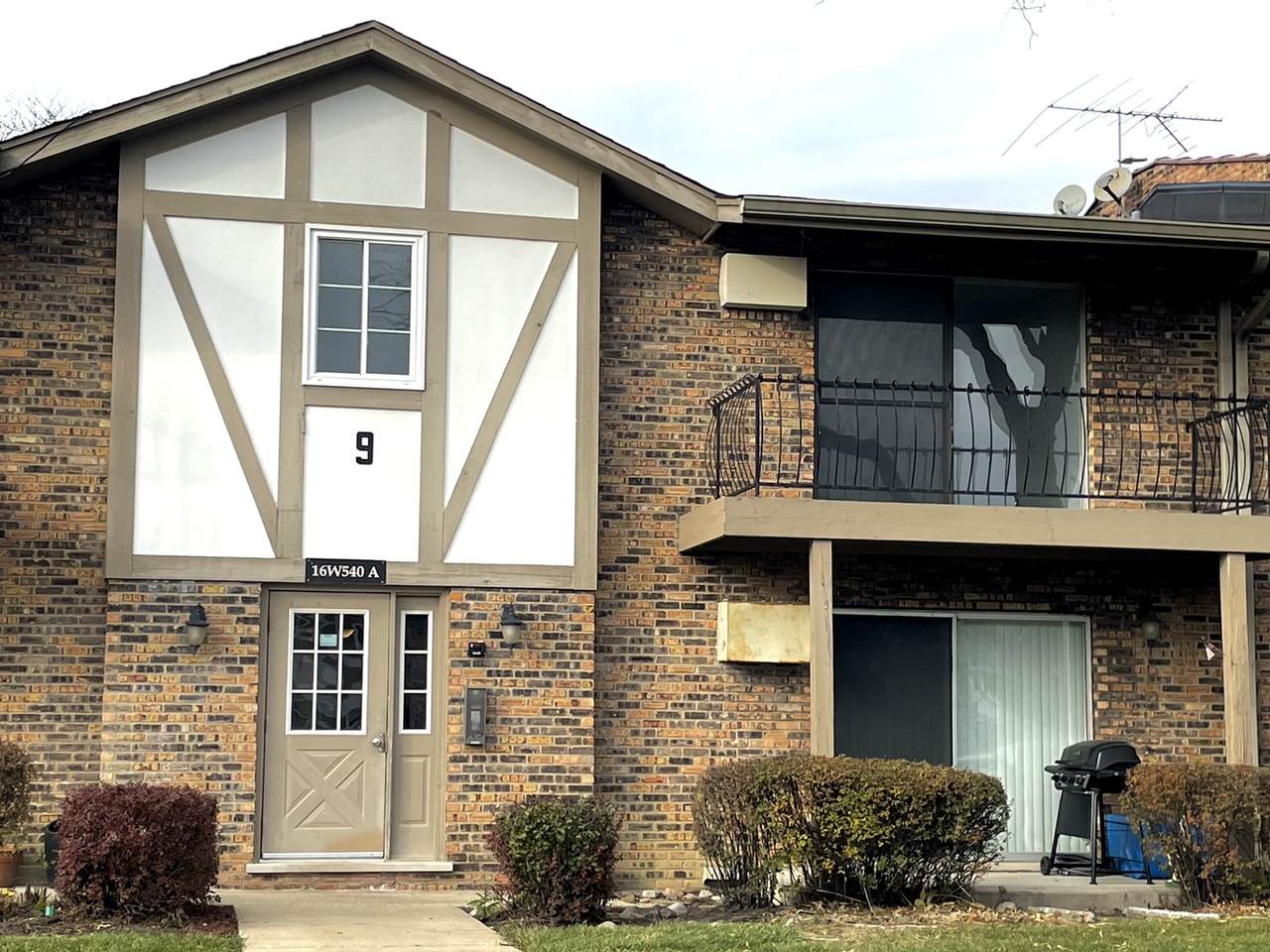 16W540 Lake Drive - Photo 1