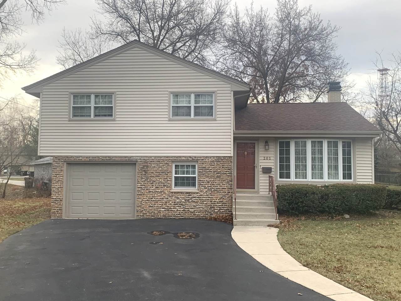 201 Sunset Court - Photo 1