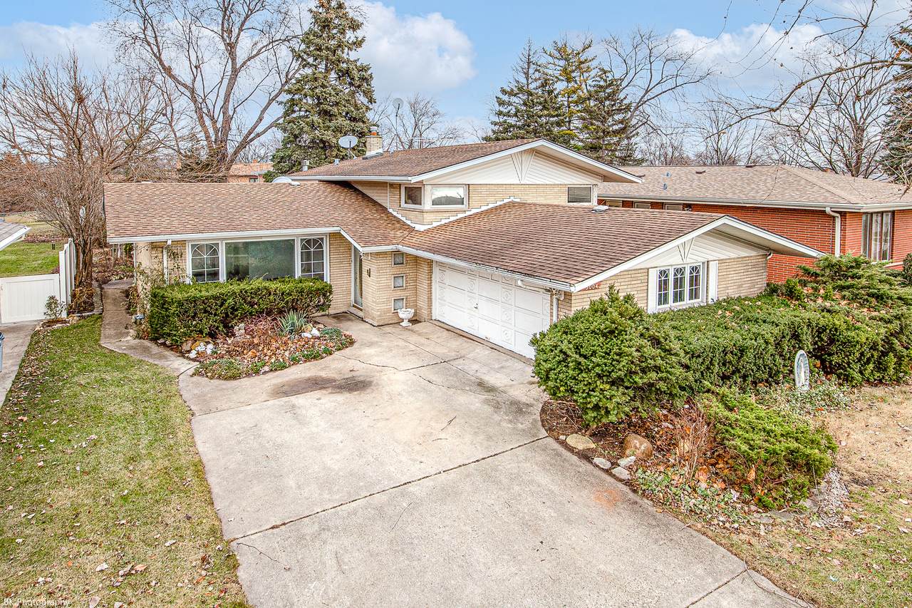 5004 109th Street - Photo 1