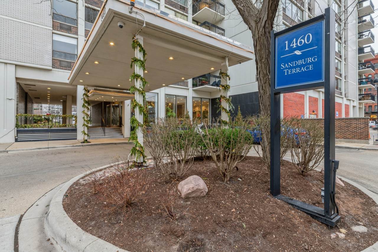 1460 Sandburg Terrace - Photo 1