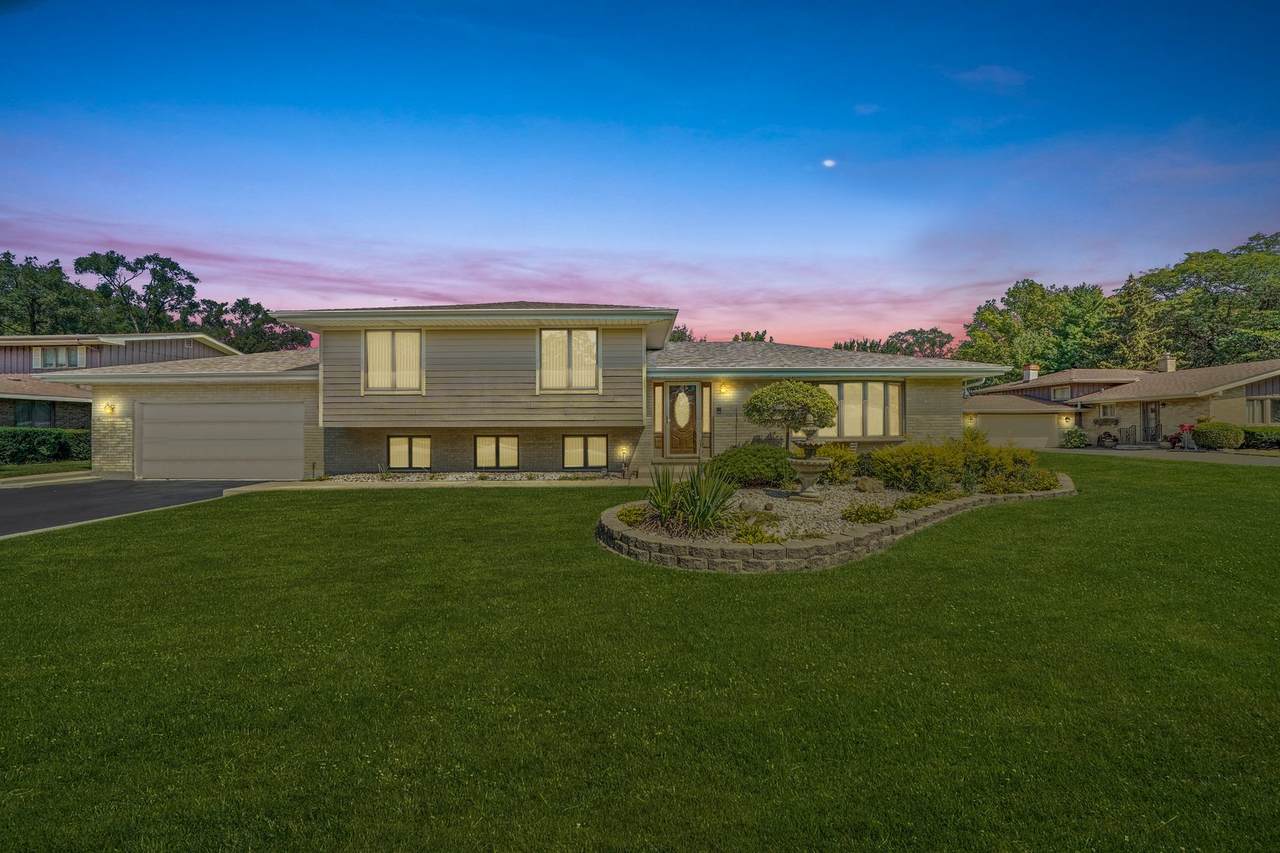 20W468 Belmont Place - Photo 1