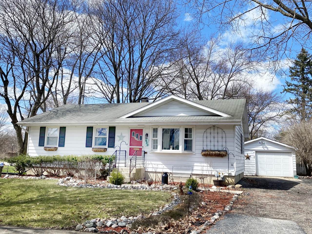 829 Valley Lane - Photo 1